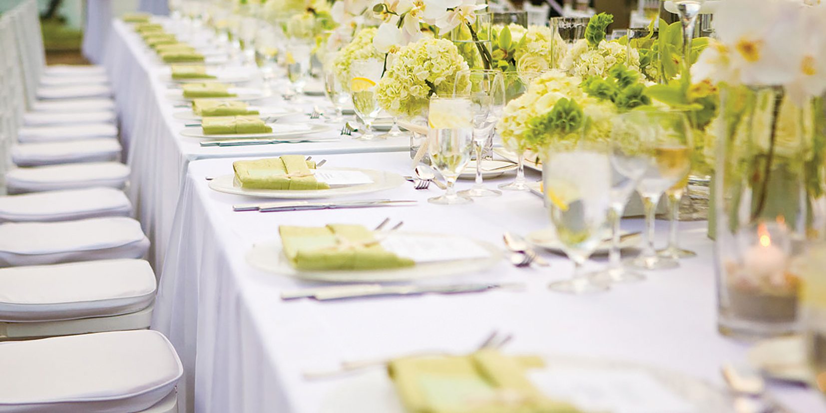 1_Seaside-beach-wedding-white-and-green-table-top